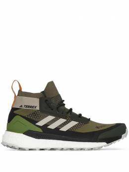 Adidas: Зелёные кроссовки  Terrex Free Hiker