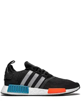 adidas: Серебристые кроссовки  NMD_R1