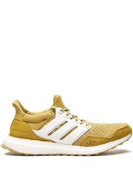 adidas: Белые кроссовки  UltraBoost