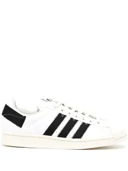 adidas: Белые кроссовки 