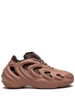 adidas: Красные кроссовки 