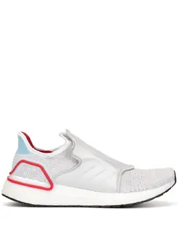 adidas: Серебристые кроссовки  UltraBoost 19