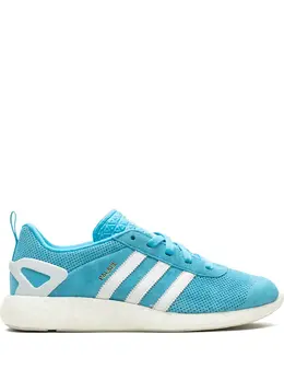 adidas: Светлые кроссовки  Boost