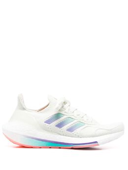 adidas: Белые кроссовки  UltraBoost