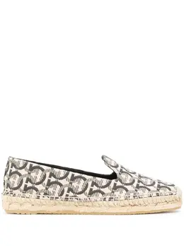 Salvatore Ferragamo: Бежевые мокасины  Gancini