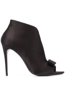 Salvatore Ferragamo: Серебристые туфли  Vara Bow