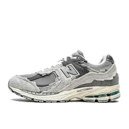 New Balance: Серые кроссовки  2002R