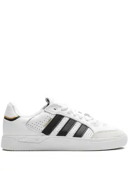 adidas: Белые кроссовки  Tyshawn