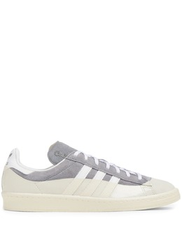 adidas: Белые кроссовки 