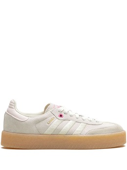 adidas: Белые кроссовки 