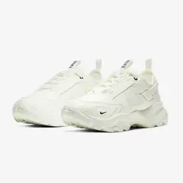NIKE: Бежевые кроссовки  Venture Runner