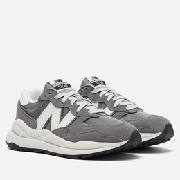 New Balance: Серые кроссовки 