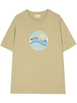 Maison Kitsuné: Футболка с принтом 