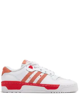 adidas: Белые кроссовки  Rivalry Low