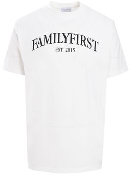 Family First: Белая футболка 