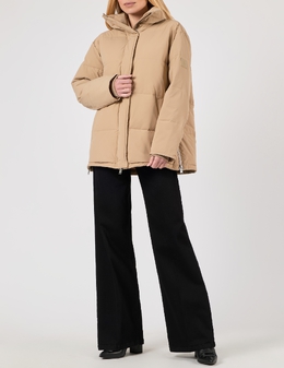 DKNY: Бежевый пуховик 