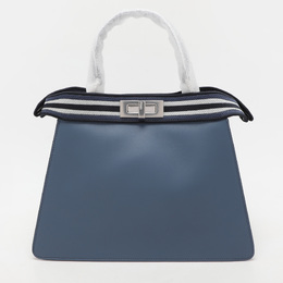 Fendi: Голубая сумка на руку  Peekaboo ISeeU