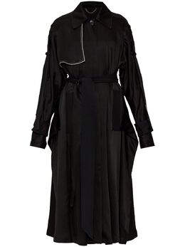 Victoria Beckham: Чёрный плащ 