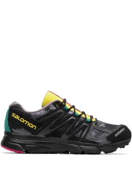 Salomon: Чёрные кроссовки 