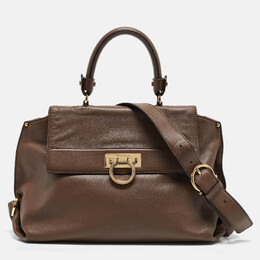 Salvatore Ferragamo: Бежевая сумка на руку 