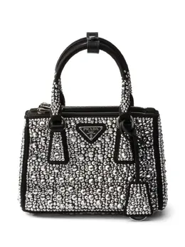 Prada: Чёрная сумка 
