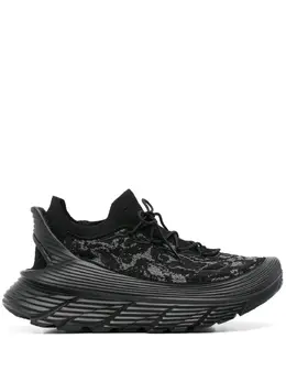 HOKA: Чёрные кроссовки 