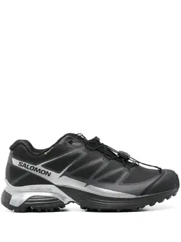 Salomon: Чёрные кроссовки 