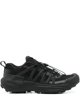 Salomon: Чёрные кроссовки 