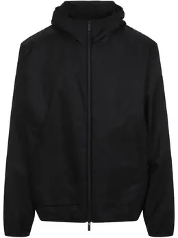 Moncler: Чёрная куртка 
