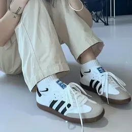 adidas: Белые кеды  Samba