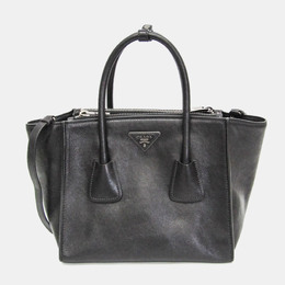 Prada: Чёрная сумка 