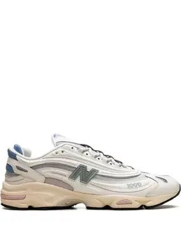 New Balance: Светлые кроссовки 