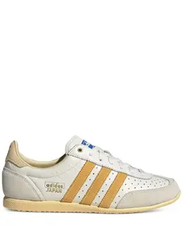 adidas: Белые кроссовки 