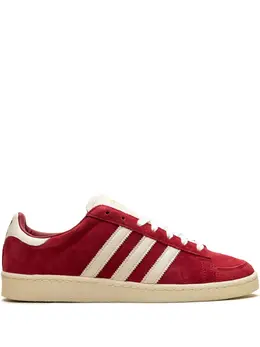 adidas: Красные кроссовки 