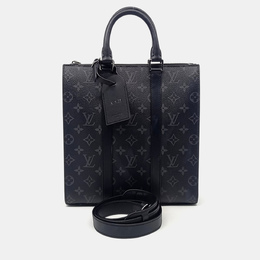 Louis Vuitton: Чёрная сумка через плечо 