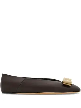 Ferragamo: Тёмные балетки  Vara Bow