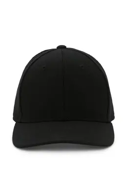Victoria Beckham: Чёрная кепка 