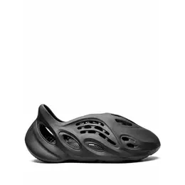 ADIDAS YEEZY: Чёрные шлёпанцы 