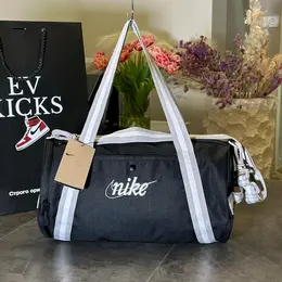 NIKE: Чёрная сумка 