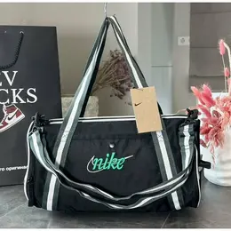 NIKE: Чёрная сумка 