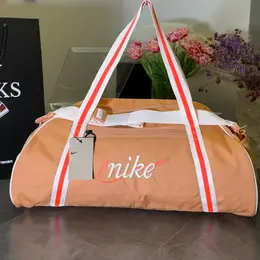 NIKE: Красная сумка 