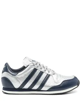adidas: Серебристые кроссовки 