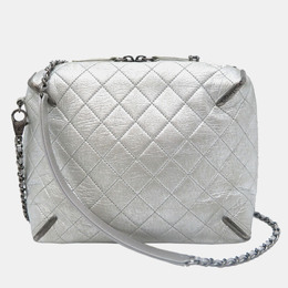 Chanel: Серебристая сумка 