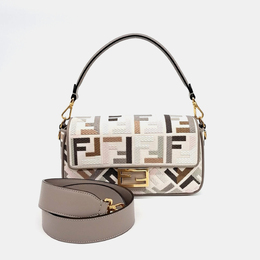Fendi: Многоцветная сумка  Baguette