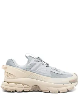 Nike: Светлые кроссовки 