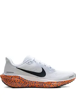 Nike: Светлые кроссовки 