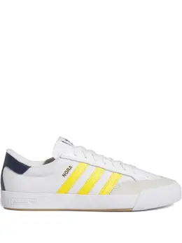 adidas: Белые кроссовки 