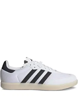 adidas: Белые кроссовки 