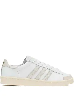 adidas: Белые кроссовки 