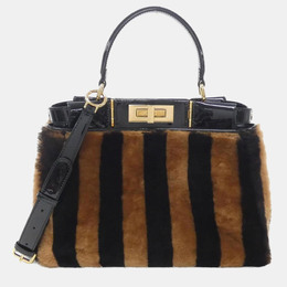 Fendi: Чёрная сумка  Peekaboo